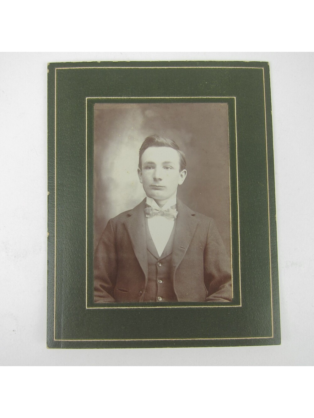 Cabinet Card Photograph Young Man Portrait in Suit and Tie Antique cira 1900